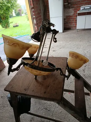 Lámpara de mesa dorada y beige
