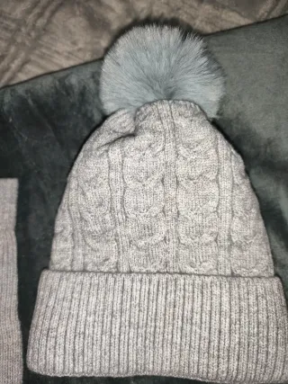 Gorro y guantes táctiles grises