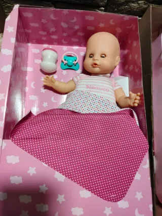 NENUCO Muñeco con Cuna interactiva Luces y Sonidos