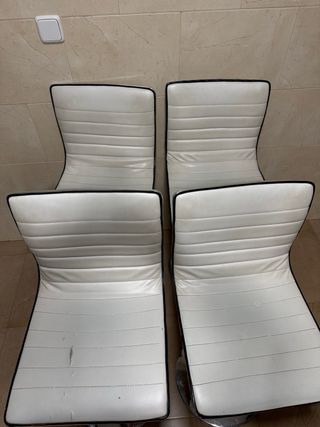 Taburetes de cocina blancos y plateados