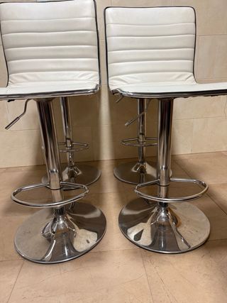 Taburetes de cocina blancos y plateados