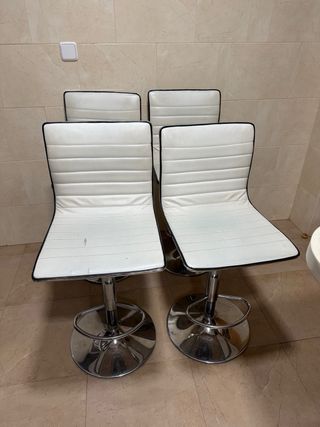 Taburetes de cocina blancos y plateados