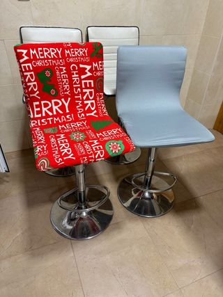 Taburetes de cocina blancos y plateados