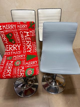 Taburetes de cocina blancos y plateados