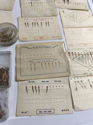 Agujas de muchos calibres de reloj