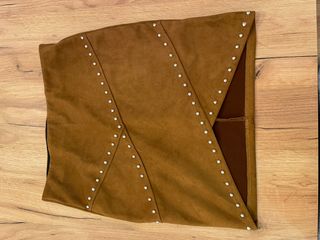 Falda corta elegante marrón con tachuelas