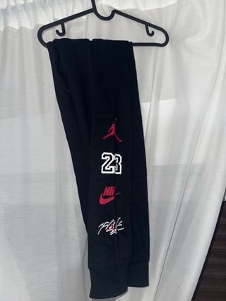 Chandal  Jordan Negra talla  13-15años