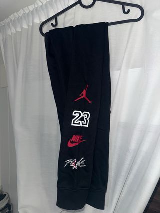Chandal  Jordan Negra talla  13-15años