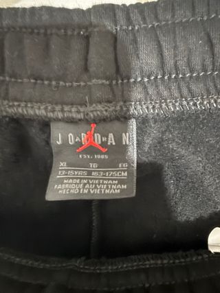 Chandal  Jordan Negra talla  13-15años