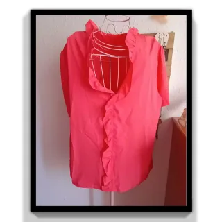 Blusa fucsia con volantes