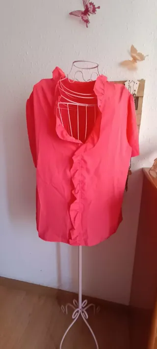 Blusa fucsia con volantes