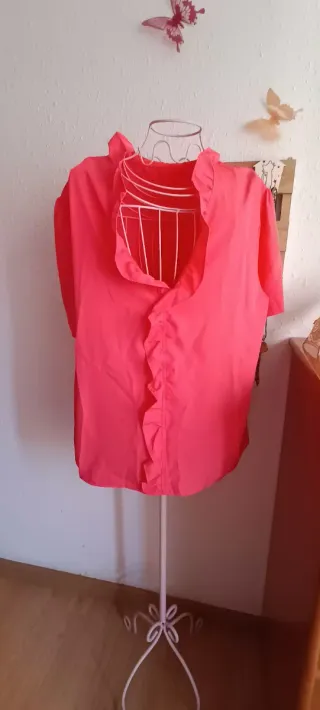 Blusa fucsia con volantes