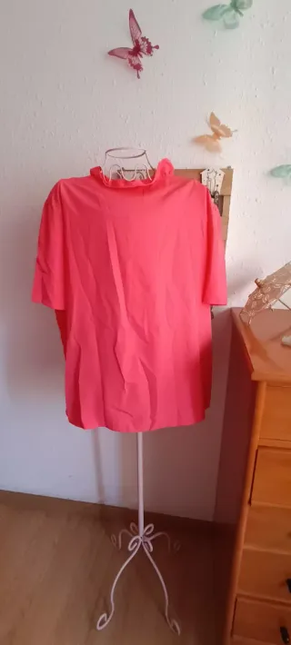 Blusa fucsia con volantes