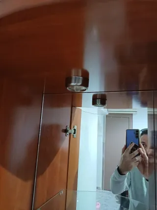 Vitrina de cristal y madera