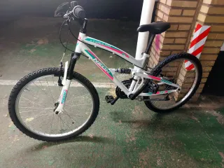 Bicicleta infantil blanca