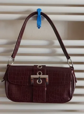 Borsa bordeaux con portafoglio e portatessere