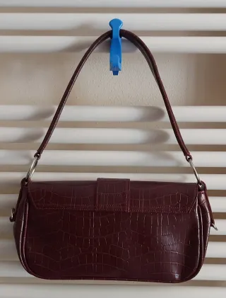 Borsa bordeaux con portafoglio e portatessere