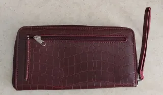 Borsa bordeaux con portafoglio e portatessere