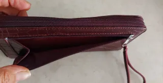 Borsa bordeaux con portafoglio e portatessere