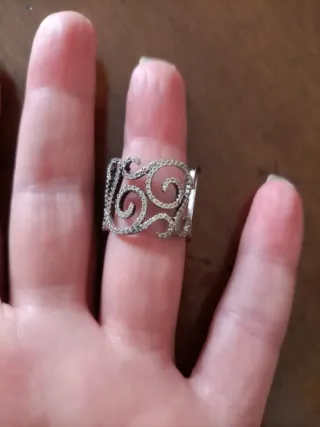 Anello d'argento con decorazioni