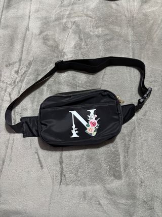 Riñonera negra con inicial N y flores
