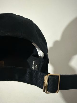 Gorra Nike Negra con Logo Dorado