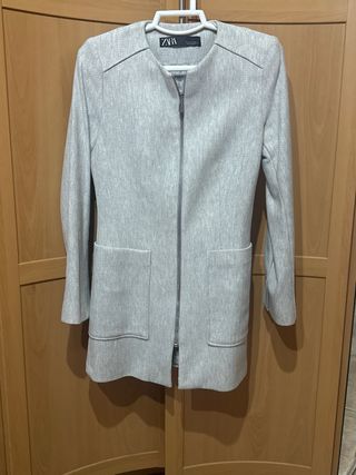 Abrigo Zara gris entallado