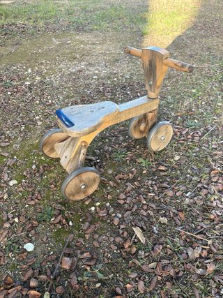 Triciclo de madera antiguo para niños