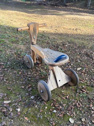 Triciclo de madera antiguo para niños