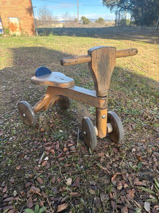 Triciclo de madera antiguo para niños