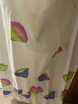 Cortina de baño con flores y argollas