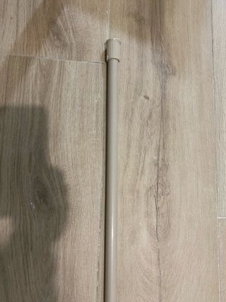 Cortina de baño con flores y argollas