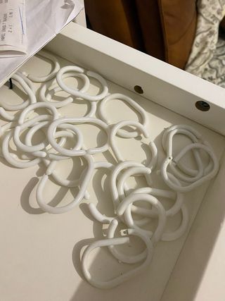 Cortina de baño con flores y argollas