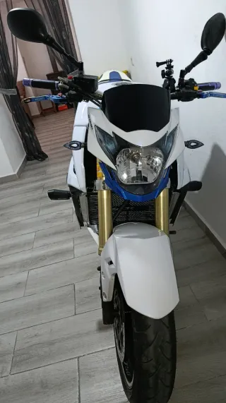 Suzuki GSR 750 Blanca y Azul
