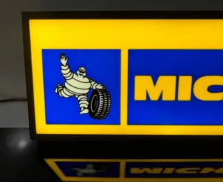 N 44 Cartel luminoso Michelin