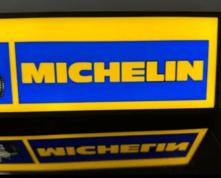 N 44 Cartel luminoso Michelin