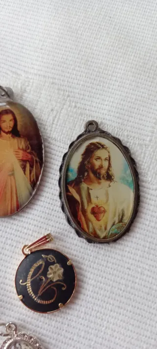 Lote religioso: 7 medallas y colgante dorado.