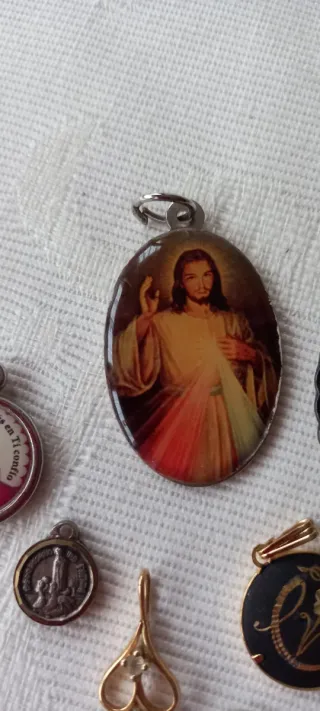 Lote religioso: 7 medallas y colgante dorado.