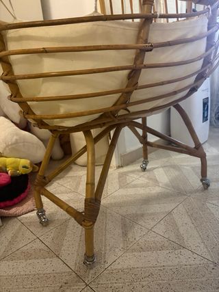 Cuna de mimbre para bebé con ruedas