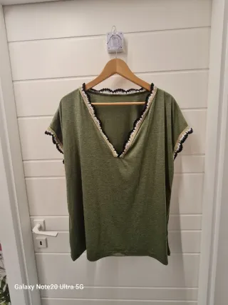 T-shirt verde con bordi uncinetto
