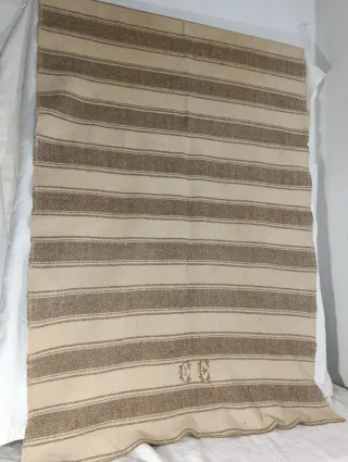 MUY ANTIGUA MANTA DE LANA INDUMENTARIA