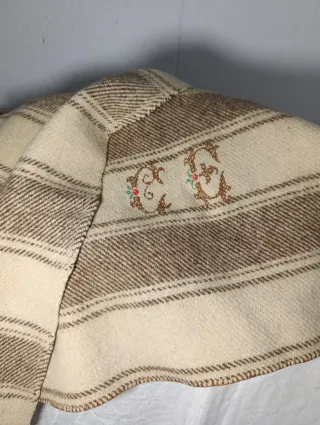 MUY ANTIGUA MANTA DE LANA INDUMENTARIA