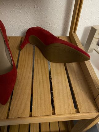 Zapatos de tacón rojos de ante