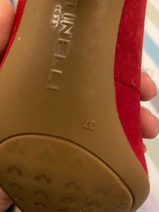 Zapatos de tacón rojos de ante