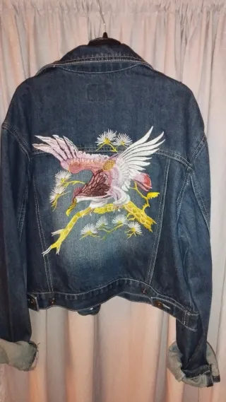 Chaqueta vaquera bordada ave