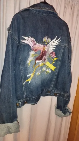 Chaqueta vaquera bordada ave