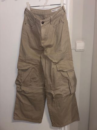 Pantalones cargo Bershka beige