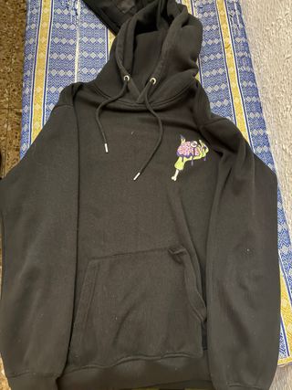 Sudadera negra con estampado