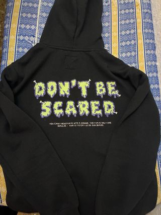 Sudadera negra con estampado