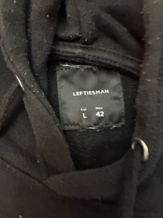 Sudadera negra con estampado